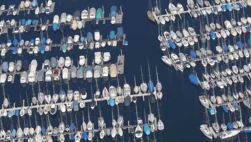 Boote liegen im Jachthafen von Langenargen am Bodensee im Sonnenschein. Foto: Thomas Warnack/Archivbild Boote liegen im Jachthafen von Langenargen am Bodensee im Sonnenschein. Foto: Thomas Warnack/Archivbild