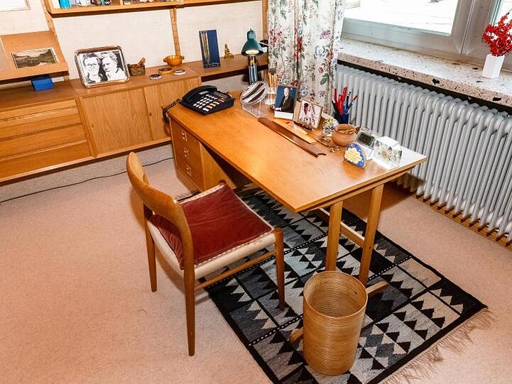 Ein Schreibtisch mit Stuhl steht im Arbeits- und Schlafzimmer von Loki Schmidt.