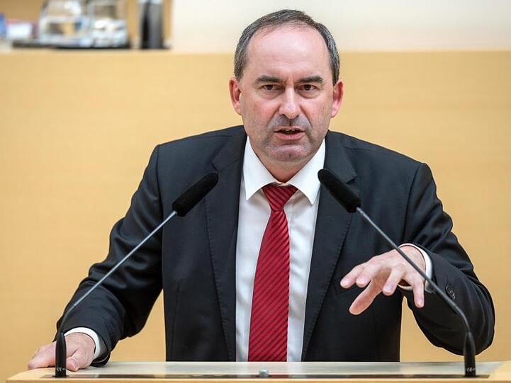 Hubert Aiwanger (Freie Wähler), Wirtschaftsminister von Bayern, hält eine Rede. Foto: Sina Schuldt/Archivbild