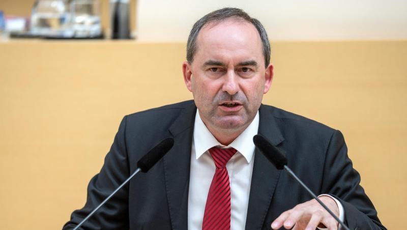 Hubert Aiwanger (Freie Wähler), Wirtschaftsminister von Bayern, hält eine Rede. Foto: Sina Schuldt/Archivbild Hubert Aiwanger (Freie Wähler), Wirtschaftsminister von Bayern, hält eine Rede. Foto: Sina Schuldt/Archivbild