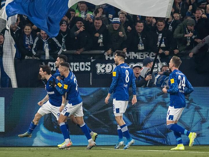 Schalkes Benito Raman (l) jubelt über seinen Treffer zum 1:0 gegen Union Berlin.