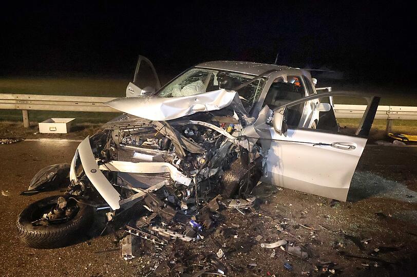 Bei einem Frontalzusammenstoß auf der Bundestraße 12 Höhe Ramsau (Gemeinde Reichertsheim im Landkreis Mühldorf) sind zwei Menschen schwer verletzt worden.