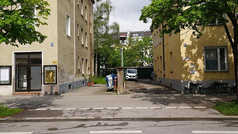 Heute ist die Einfahrt kiosklos, nur ein Roller steht da noch.