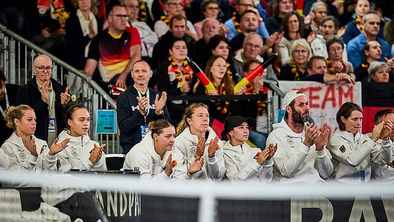 Deutschlands Tennisspielerin haben doch noch die Chance auf den Verbleib in der Weltgruppe des Billie Jean King Cups. Deutschlands Tennisspielerin haben doch noch die Chance auf den Verbleib in der Weltgruppe des Billie Jean King Cups.