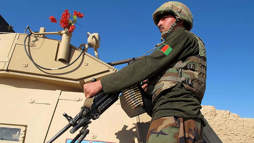 Auf Patrouille im Dienste der Regierung in Kabul: Im Süden Afghanistans haben die Taliban einen weiteren Bezirk erobert. Auf Patrouille im Dienste der Regierung in Kabul: Im Süden Afghanistans haben die Taliban einen weiteren Bezirk erobert.