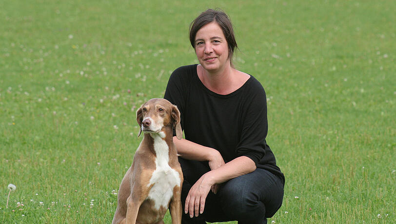 Die Münchner Hundetrainerin Bianca Tamburro (43) mit ihrer griechischen Straßen-Mischlingshündin Heidi (11). Die Münchner Hundetrainerin Bianca Tamburro (43) mit ihrer griechischen Straßen-Mischlingshündin Heidi (11).