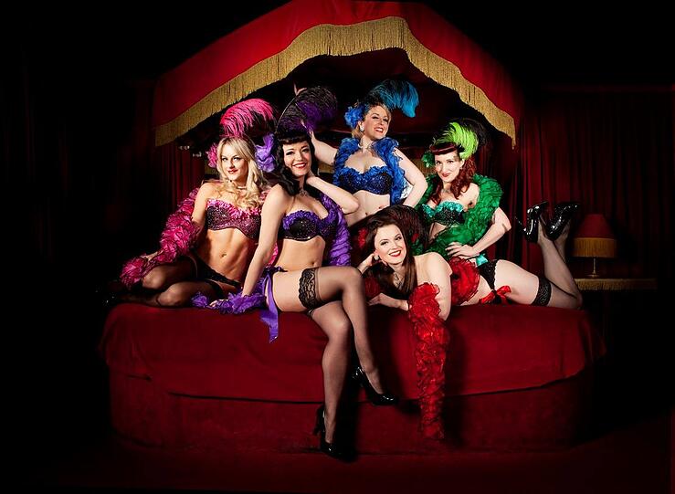 Die glamourösen Burlesque-Künstlerinnen laden in die Pasinger Fabrik.