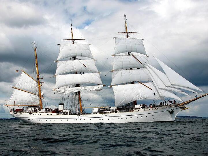 Das Schulschiff der Marine, die "Gorch Fock", läuft unter Segeln über die Kieler Förde.