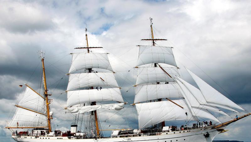 Das Schulschiff der Marine, die "Gorch Fock", läuft unter Segeln über die Kieler Förde. Das Schulschiff der Marine, die "Gorch Fock", läuft unter Segeln über die Kieler Förde.