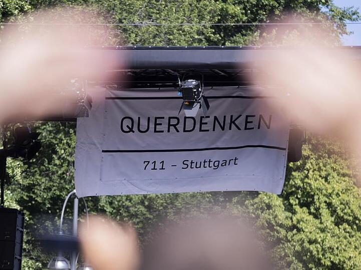 Ein Banner der Initiative "Querdenken 711" bei einer Kundgebung gegen die Corona-Beschränkungen.