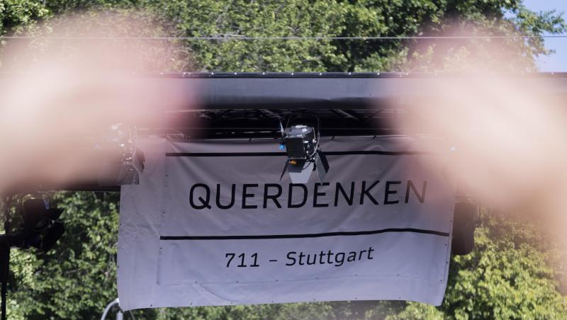 Ein Banner der Initiative "Querdenken 711" bei einer Kundgebung gegen die Corona-Beschränkungen. Ein Banner der Initiative "Querdenken 711" bei einer Kundgebung gegen die Corona-Beschränkungen.