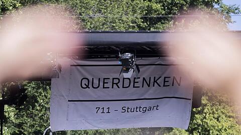Ein Banner der Initiative "Querdenken 711" bei einer Kundgebung gegen die Corona-Beschränkungen.