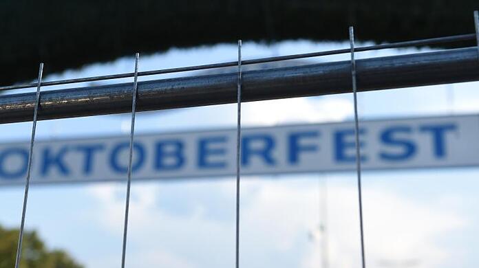 Der Schriftzug Oktoberfest am Haupteingang der Wiesn
