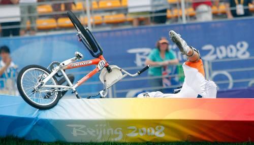 Okay, es sieht so aus, als täte sich der Holländer Raymon van der Biezen weh bei diesem Sturz. Aber beim BMX-Fahren gehört so etwas dazu, der guten Laune tut das keinen Abbruch.