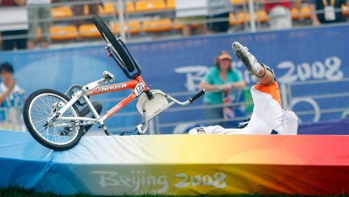 Okay, es sieht so aus, als täte sich der Holländer Raymon van der Biezen weh bei diesem Sturz. Aber beim BMX-Fahren gehört so etwas dazu, der guten Laune tut das keinen Abbruch.