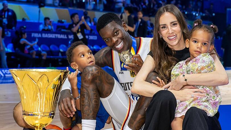 Dennis Schröder mit Siegerpokal, Gattin Ellen Ziolo und seinen drei Kindern nach dem WM-Finale
