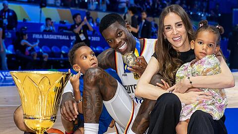 Dennis Schröder mit Siegerpokal, Gattin Ellen Ziolo und seinen drei Kindern nach dem WM-Finale