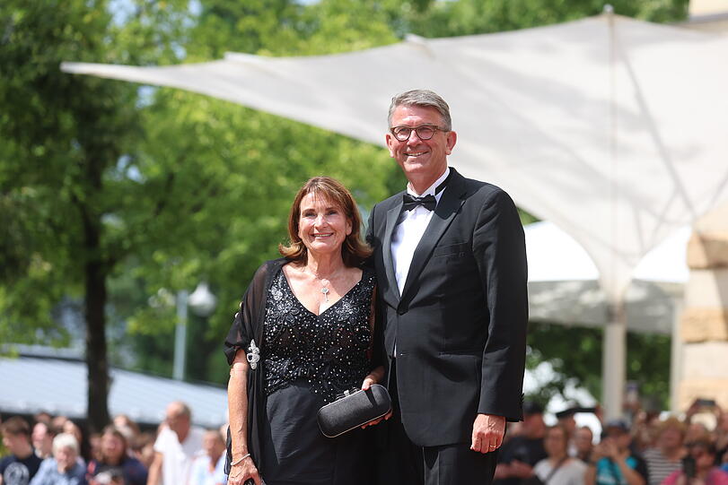 Wolfram Weimer, Staatsminister für Kultur und Medien, kommt mit seiner Frau Christiane Goetz-Weimer zur Eröffnung der Bayreuther Festspiele