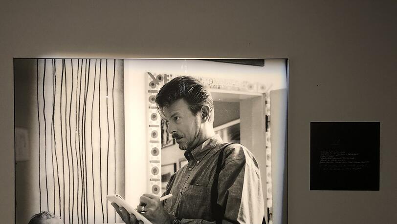 Hochkonzentriert und Notizen machend: David Bowie in Gugging. Er kam am nächsten Tag wieder, kaufte auch Bilder und lud Patienten auf sein Konzert ein.