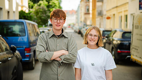 Wollen mehr B&auml;ume in M&uuml;nchen: Die TU-Studenten Joseph Coenen (25) und Stefanie G&uuml;nther (25) sammeln Unterschriften f&uuml;r ihren Baumentscheid. Den Mango-Koalitionsvertrag sehen sie kritisch.