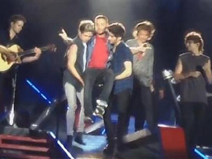 Der Videobeweis: One Direction tragen Liam Payne auf die Bühne