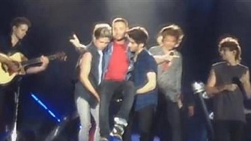 Der Videobeweis: One Direction tragen Liam Payne auf die Bühne Der Videobeweis: One Direction tragen Liam Payne auf die Bühne