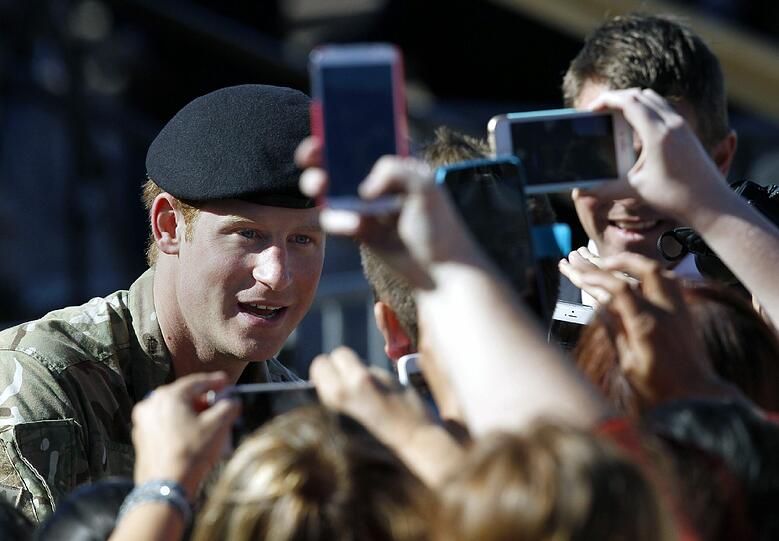 Prinz Harry wird in Australien von seinen royalen Fans wärmstens verabschiedet. Die Bilder.
