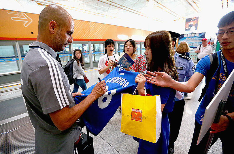 Der FC Bayern ist am Freitag in Peking gelandet und wurde von rund 1000 Fans schon am Flughafen frenetisch gefeiert. Die Bilder von der Ankunft.