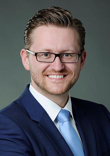 Wolfgang Stefinger (CSU): &bdquo;Suizidbeihilfe ist ein sehr sensibles Thema. Daher war es gut und richtig, dass sich der Bundestag so intensiv mit diesem Thema beschäftigt hat. Mir ist wichtig, dass mit Tod und Sterben kein Geschäft gemacht werden darf. Das heißt, dass Tod und Sterben nicht durch sogenannte Vereine oder Einzelpersonen organisiert wird. Wir tragen Verantwortung dafür, dass Sterben würdevoll erlebt werden kann. Ich werde daher den Antrag Brand/Griese (Vorschlag 1) unterstützen, der ein Verbot der organisierten Beihilfe regelt.&ldquo;