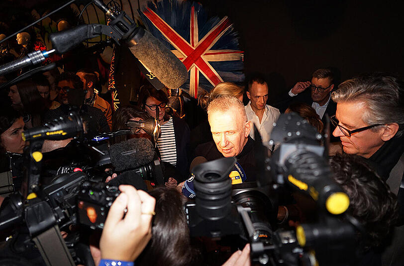 Der französische Star Designer Jean Paul Gaultier war am Dienstag zu Besuch in München. Er überreichte der Münchner Aids-Hilfe einen Scheck über 100.000 Dollar.