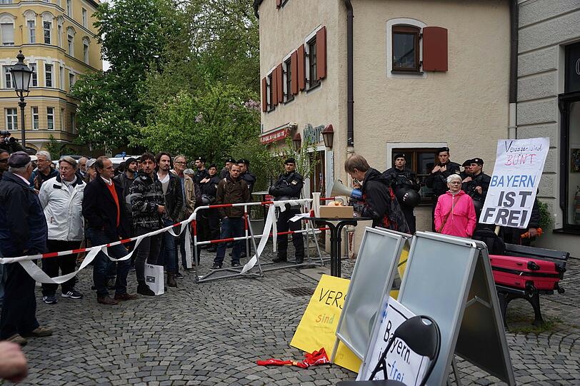 Demonstranten und Gegendemonstranten am Wiener Platz.