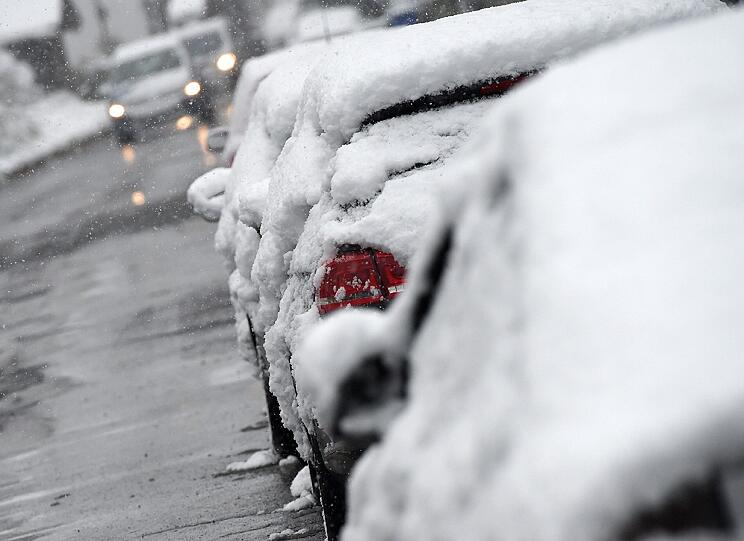 Viel Schnee auf dem Auto kann teuer werden - etwa wenn der Schnee die Frontscheibe eindrückt.