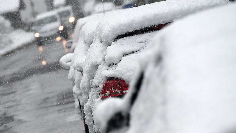 Viel Schnee auf dem Auto kann teuer werden - etwa wenn der Schnee die Frontscheibe eindrückt. Viel Schnee auf dem Auto kann teuer werden - etwa wenn der Schnee die Frontscheibe eindrückt.