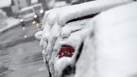 Viel Schnee auf dem Auto kann teuer werden - etwa wenn der Schnee die Frontscheibe eindrückt.