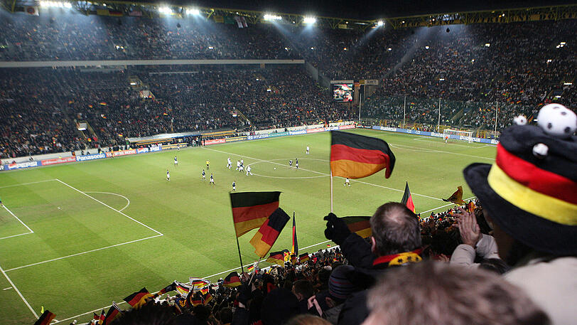 Blick in den Dortmunder Signal Iduna Park, wo am 22. März 2006 unter Flutlicht vor 64.500 Zuschauern das Länderspiel Deutschland - USA (4:1) läuft.