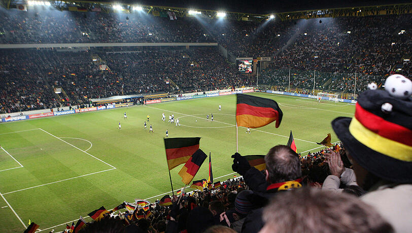 Blick in den Dortmunder Signal Iduna Park, wo am 22. März 2006 unter Flutlicht vor 64.500 Zuschauern das Länderspiel Deutschland - USA (4:1) läuft. Blick in den Dortmunder Signal Iduna Park, wo am 22. März 2006 unter Flutlicht vor 64.500 Zuschauern das Länderspiel Deutschland - USA (4:1) läuft.