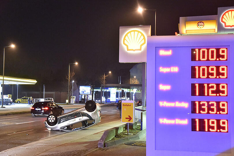 Der VW up landete auf dem Dach, die Fahrerin wurde nur leicht verletzt.