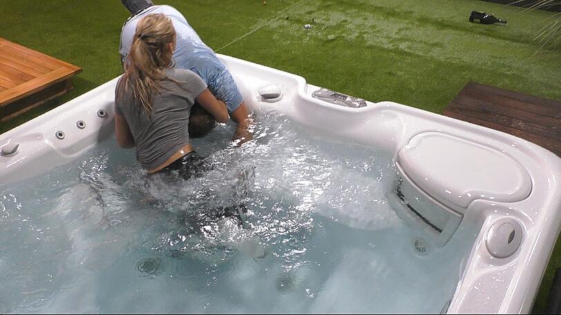 Willi schmeisst Evelyn in den Whirlpool.