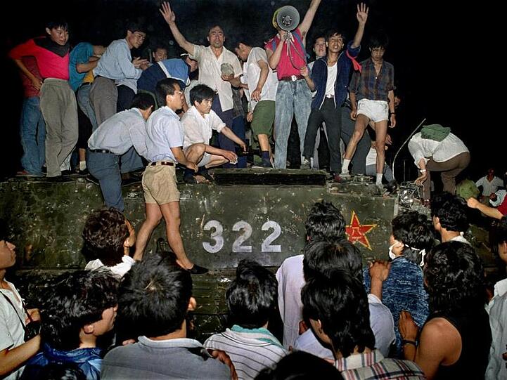 Der Tag des Massakers: Demonstranten auf einem gepanzerten Militärfahrzeug am Tiananmen, dem Platz des Himmlischen Friedens.