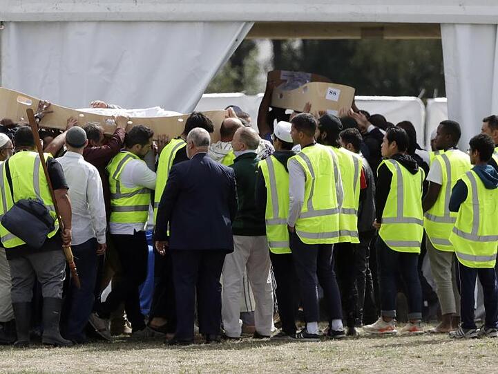 Trauernde tragen die Leichen von zwei Opfern des Attentats von Christchurch.