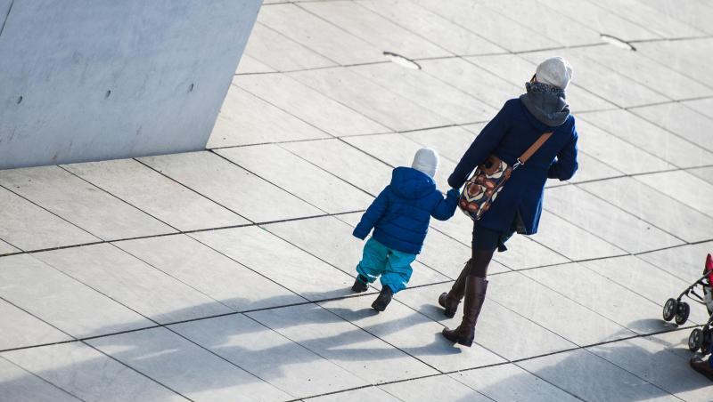 Eine Familie geht einen Weg entlang und wirft dabei lange Schatten. Foto: Lukas Schulze/dpa Eine Familie geht einen Weg entlang und wirft dabei lange Schatten. Foto: Lukas Schulze/dpa