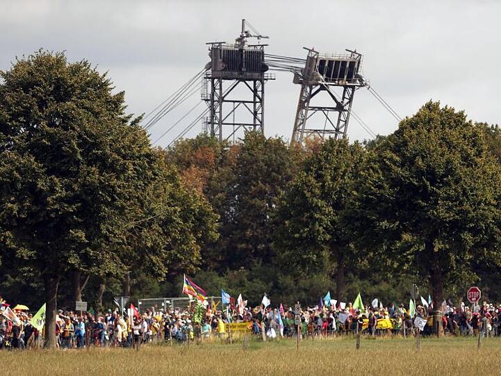 "Jeden Tag sterben Tausende Menschen, weil Konzerne wie RWE Braunkohle verbrennen, was weltweite und langfristige Klimafolgen mit sich bringt", sagt Lukas Schnermann.