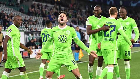 Wolfsburgs Renato Steffen (M) bejubelt mit seinen Teamkameraden sein Tor zum 1:0 gegen den FC Sevilla.