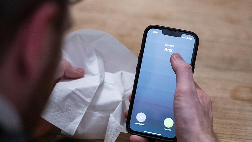 Die Möglichkeit zur telefonischen Krankschreibung erleichtere die Praxisabläufe und helfe auch Patientinnen und Patienten, so der Hausärzteverband.