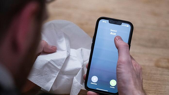 Die Möglichkeit zur telefonischen Krankschreibung erleichtere die Praxisabläufe und helfe auch Patientinnen und Patienten, so der Hausärzteverband.