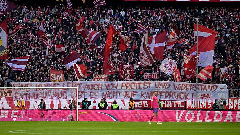 Die Fans des FC Bayern kritisieren Thomas Tuchel mit einem Banner.