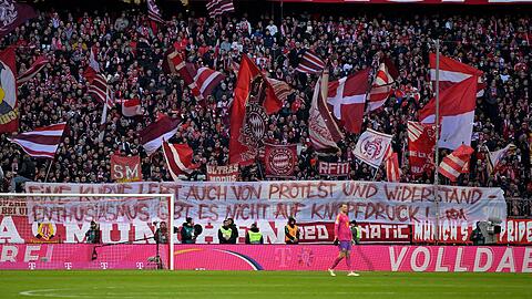 Die Fans des FC Bayern kritisieren Thomas Tuchel mit einem Banner.