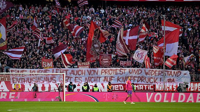 Die Fans des FC Bayern kritisieren Thomas Tuchel mit einem Banner.