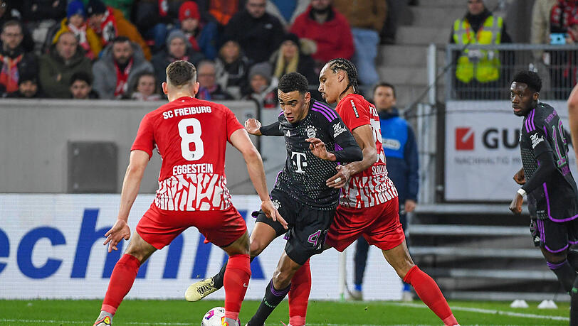 Der Künstler schwingt auf seiner Leinwand den ganz feinen Pinsel: Auf unnachahmliche Art und Weise trifft Jamal Musiala (m.) gegen Maximilian Eggestein (l.) und Kiliann Sildilla (r.) zum zwischenzeitlichen 1:2.