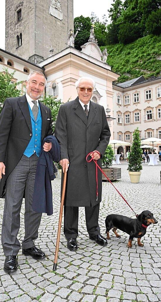 Herzog Franz von Bayern (r.) mit Thomas Greinwald und Dackel Beppi, der die beiden nach Salzburg begleitet hat (ohne Kirche). Herzog Franz von Bayern (r.) mit Thomas Greinwald und Dackel Beppi, der die beiden nach Salzburg begleitet hat (ohne Kirche).
